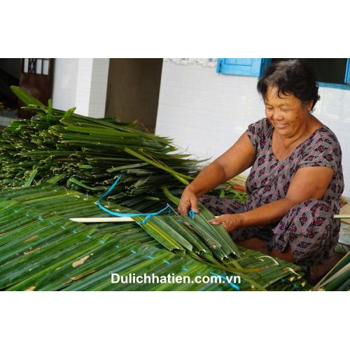 Nghề chằm lá dừa nước