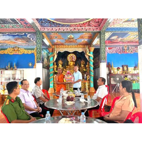 Đoàn công tác lãnh đạo phường Hà Tiên thăm, tặng quà nhân dịp Lễ Sene Dolta đồng bào dân tộc Khmer