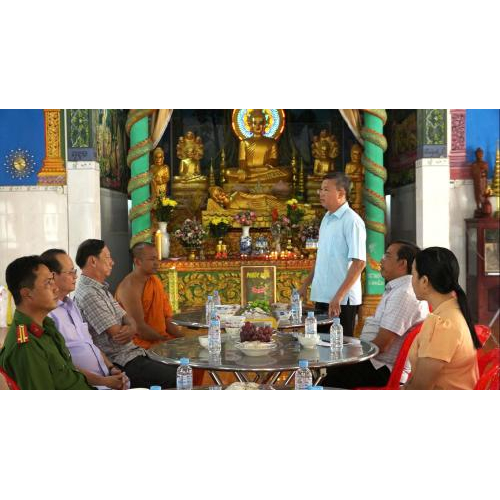 Đoàn công tác lãnh đạo phường Hà Tiên thăm, tặng quà nhân dịp Lễ Sene Dolta đồng bào dân tộc Khmer