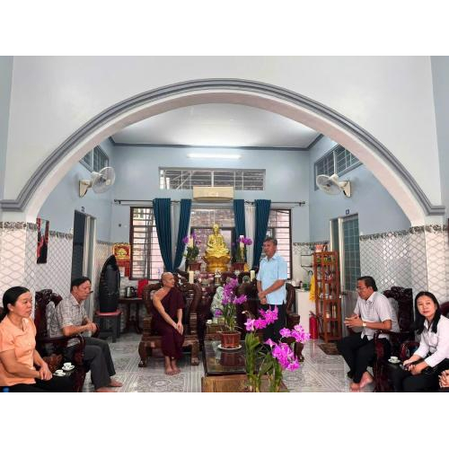 Đoàn công tác lãnh đạo phường Hà Tiên thăm, tặng quà nhân dịp Lễ Sene Dolta đồng bào dân tộc Khmer