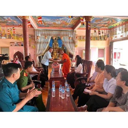 Đoàn công tác lãnh đạo phường Hà Tiên thăm, tặng quà nhân dịp Lễ Sene Dolta đồng bào dân tộc Khmer