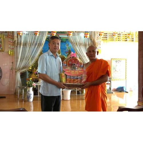 Đoàn công tác lãnh đạo phường Hà Tiên thăm, tặng quà nhân dịp Lễ Sene Dolta đồng bào dân tộc Khmer