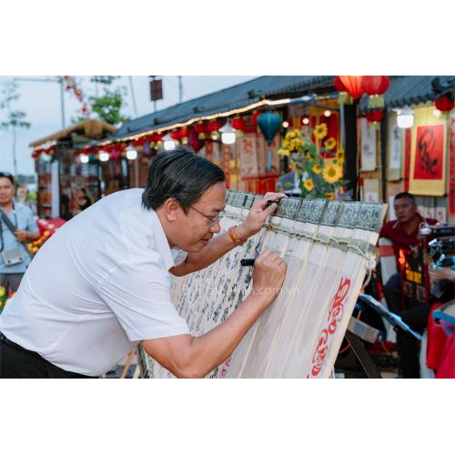 Khai Bút Phố Thư Pháp “Hà Tiên Thập Cảnh Khúc Vịnh” - Điểm Nhấn Văn Hóa Tại Lễ Hội 290 Năm Tao Đàn Chiêu Anh Các