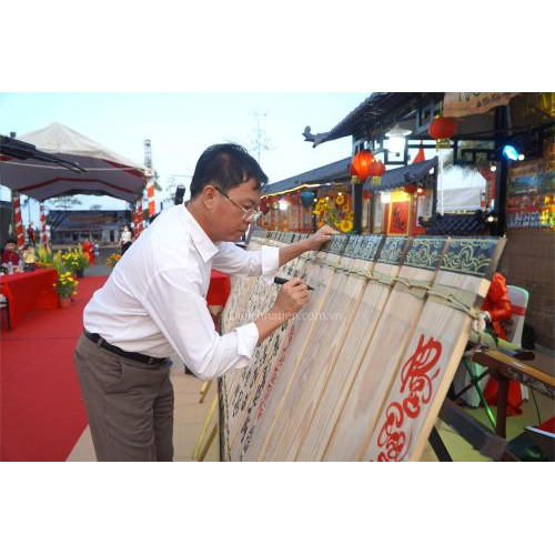 Khai Bút Phố Thư Pháp “Hà Tiên Thập Cảnh Khúc Vịnh” - Điểm Nhấn Văn Hóa Tại Lễ Hội 290 Năm Tao Đàn Chiêu Anh Các